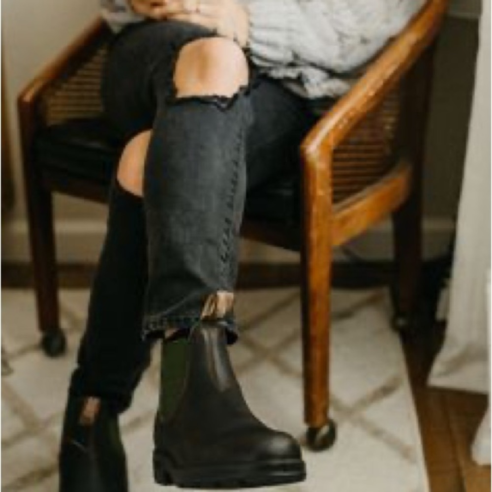 Black blundstone Chelsea boots